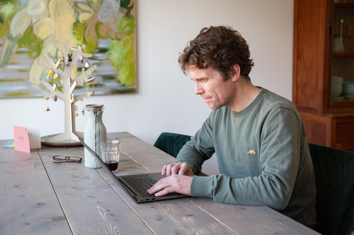 Een man zoekt iets op op het internet.