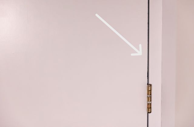 Een kier bij de deur.