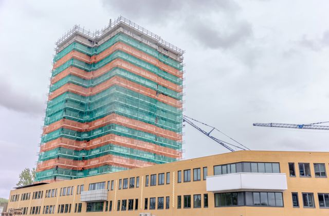 Een appartementencomplex dat in de steigers staat: hier wordt momenteel verduurzaamd.