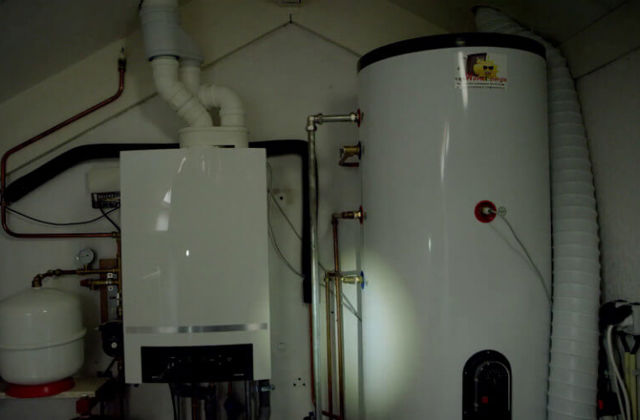 Naast de cv-ketel staat het voorraadvat van de zonneboiler.