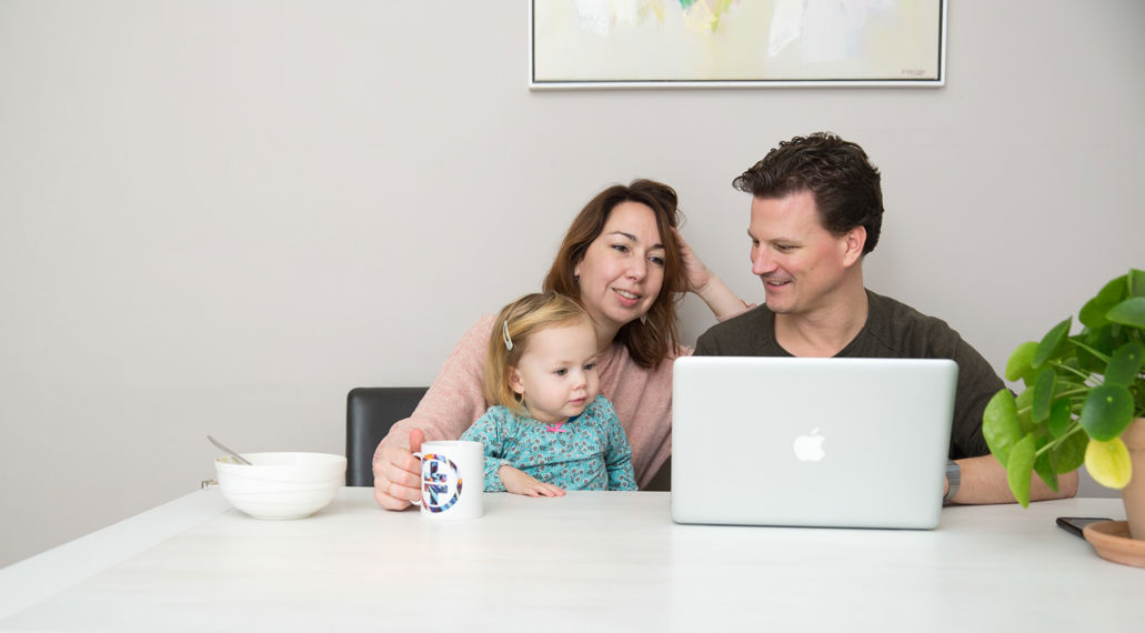 Stel zit achter de laptop. Ontdek hoe je je huis kunt verduurzamen.