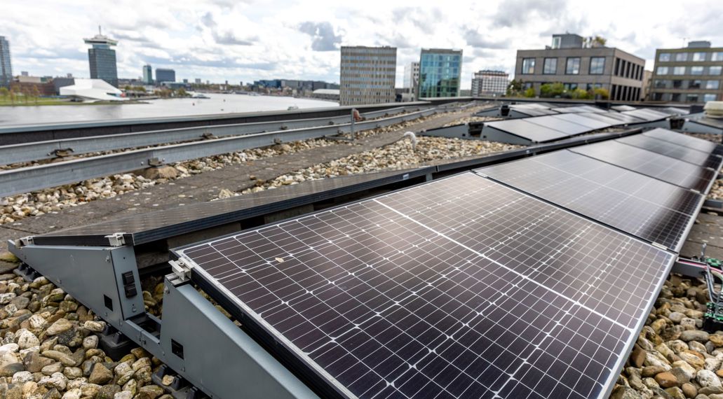 Zonnepanelen VvE dak Amsterdam westerdok