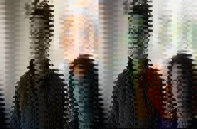 Moeder en dochter luisteren naar de warmtepompinstallateur.