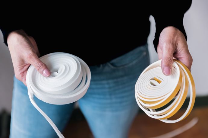 Iemand laat tochtband zien.