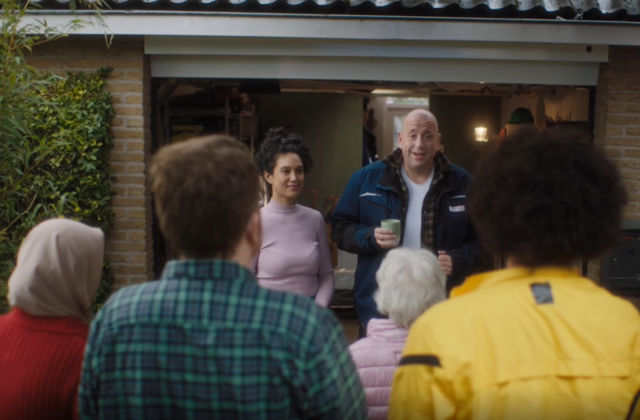 Groep mensen luistert naar uitleg van warmtepompinstallateur