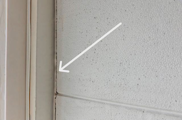 Afbeelding van een naad in de muur.