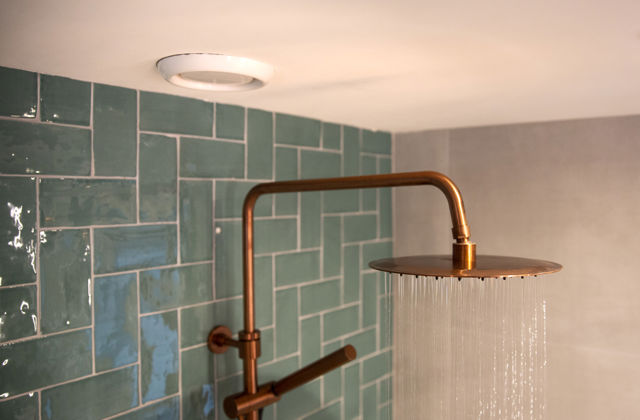 Ventiel van ventilatie in de badkamer.