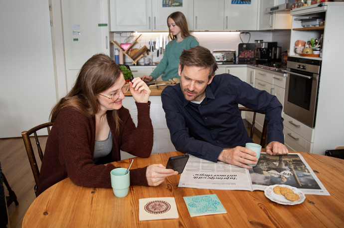 Stel zoekt informatie op op een smartphone.