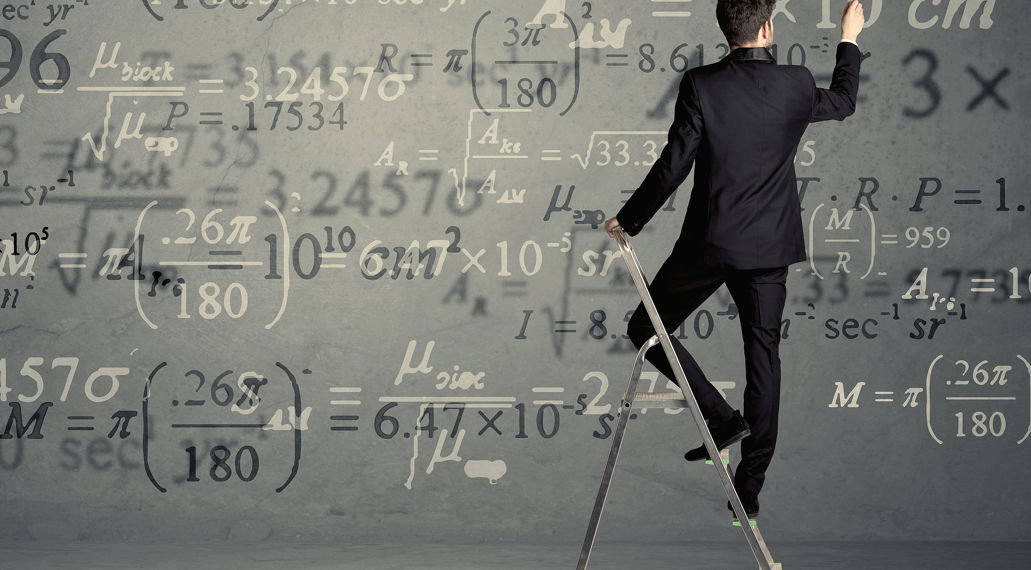 Man schrijft op muur vol ingewikkelde berekeningen en formules