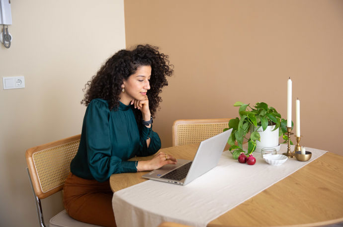 VvE Helpdesk: vrouw achter laptop in appartement - credit Chantal Bekker