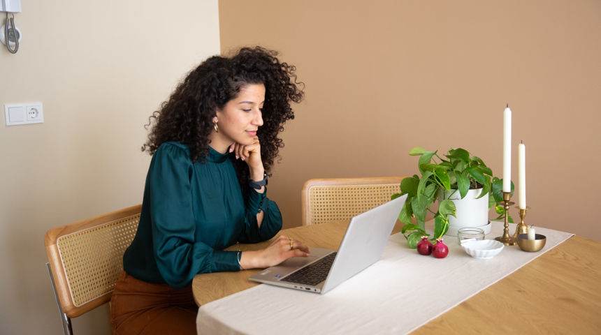VvE Helpdesk: vrouw achter laptop in appartement - credit Chantal Bekker