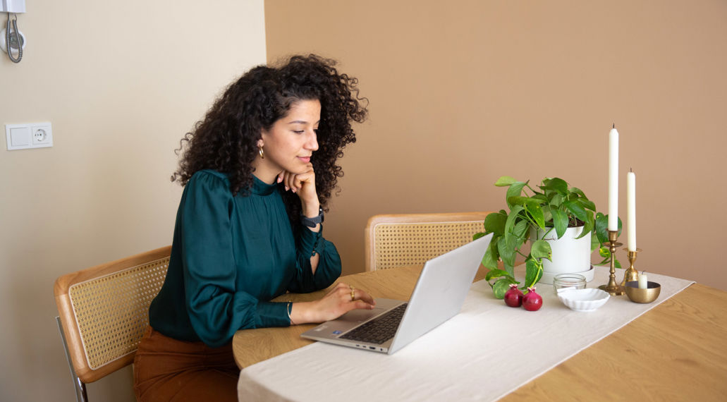 VvE Helpdesk: vrouw achter laptop in appartement - credit Chantal Bekker