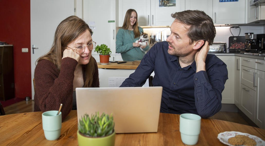 Stel bespreekt wat ze op hun beeldscherm zien.