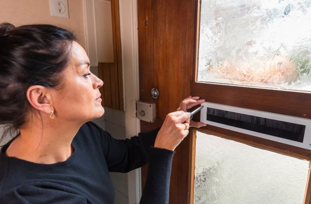 Een vrouw plaatst een brievenbusborstel.