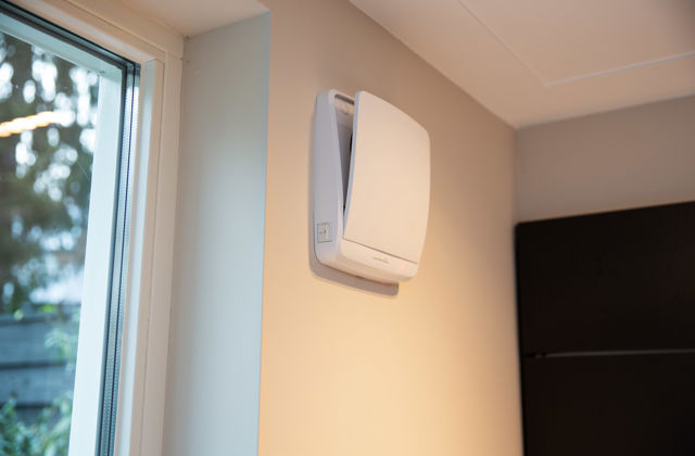 Een lokale balansventilatie-unit in de woonkamer.