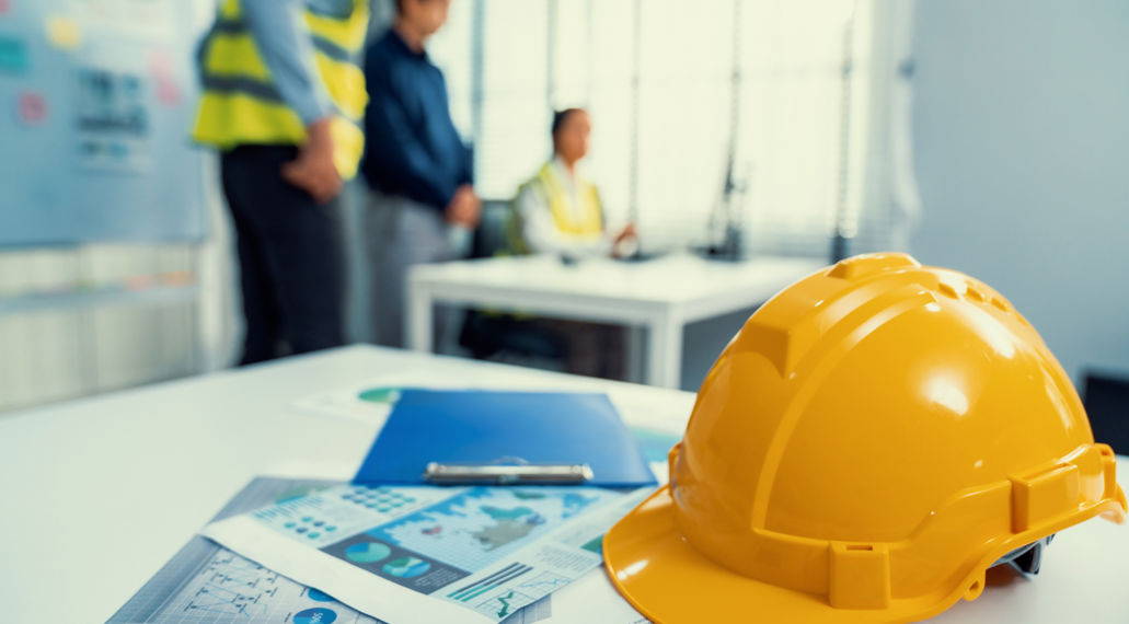 Helm op tafel met papieren