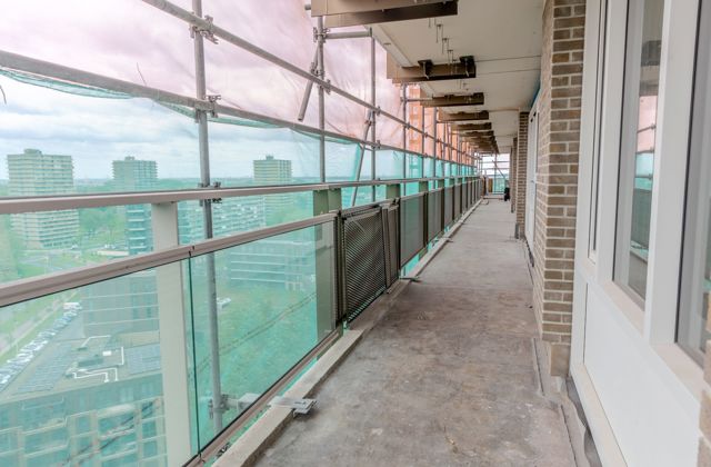 Appartementencomplex in de steigers, bekeken vanaf de galerij.