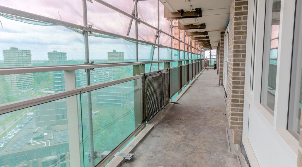 Appartementencomplex in de steigers, bekeken vanaf de galerij.