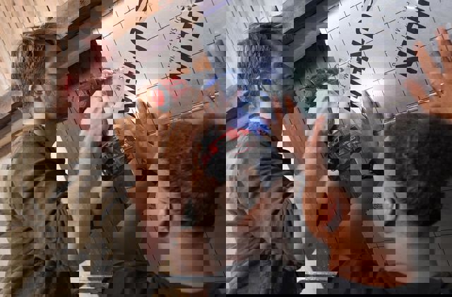 Twee mensen isoleren het dak met isolatieschuimplaten.