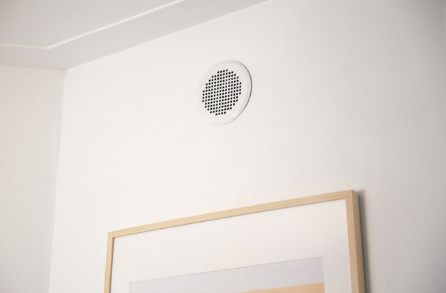 Een ventiel van balansventilatie in de muur.