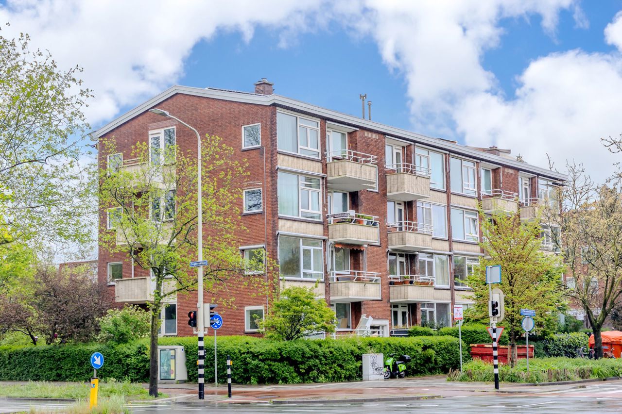 Een laag appartementencomplex in den Haag.
