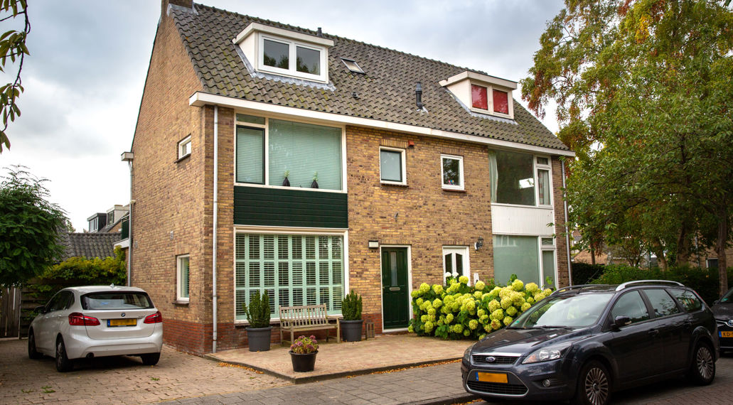 Twee onder een kap woning uit de jaren 60.