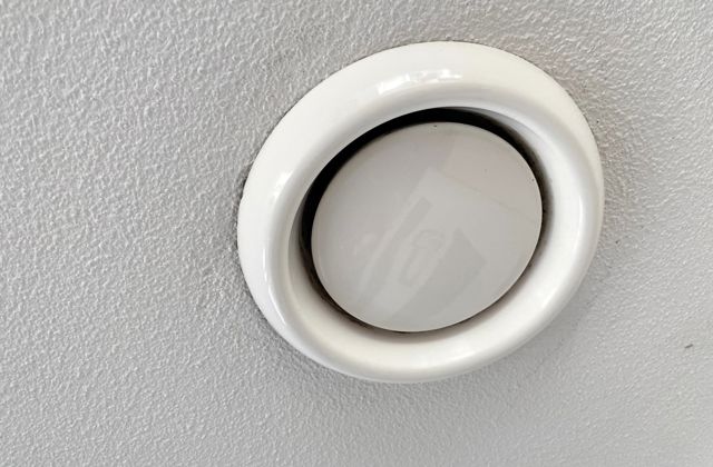 Ventiel in plafond keuken voor afzuigen vervuilde lucht.