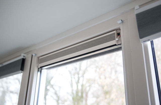 Een ventilatierooster in het raam.