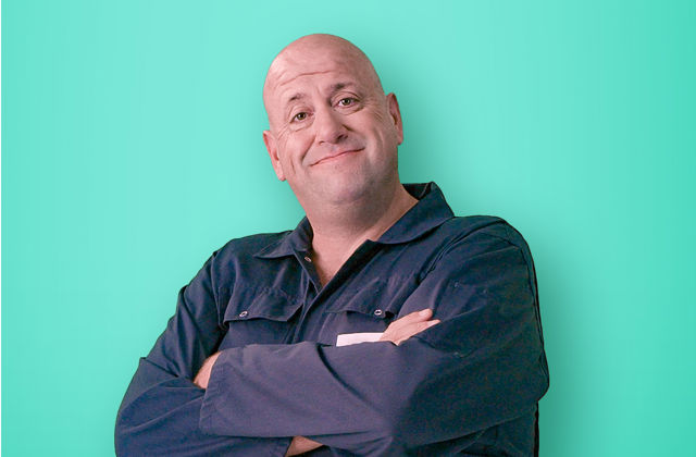 Warmtepomp installateur kijkt lachend in de camera