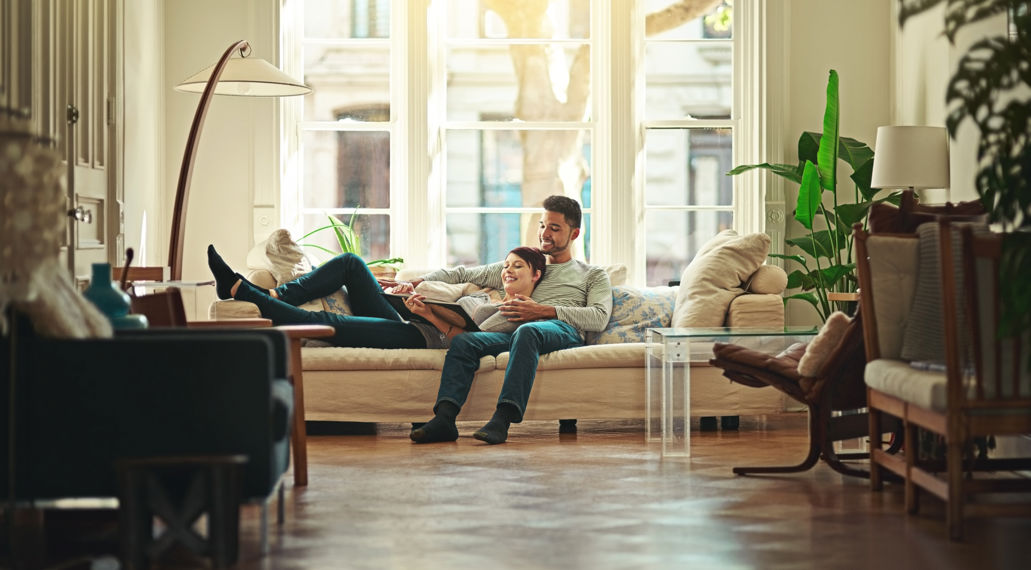 Vrouw en man zitten samen op de bank.