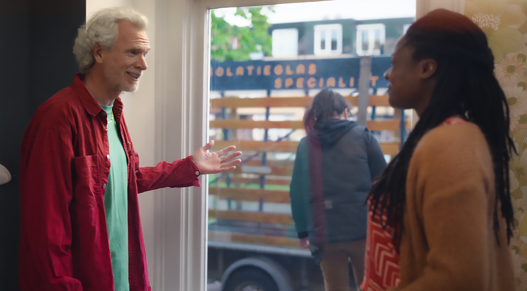 Twee mensen staan bij nieuw isolatieglas in het raam.
