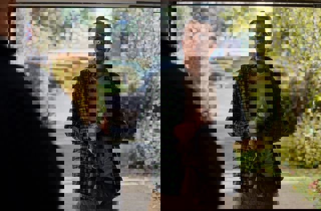 Man luistert naar de warmtepompinstallateur.