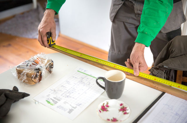 Man met klusplan en meetlint