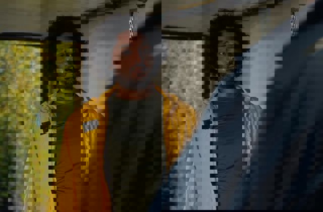 Man luistert naar de warmtepompinstallateur.