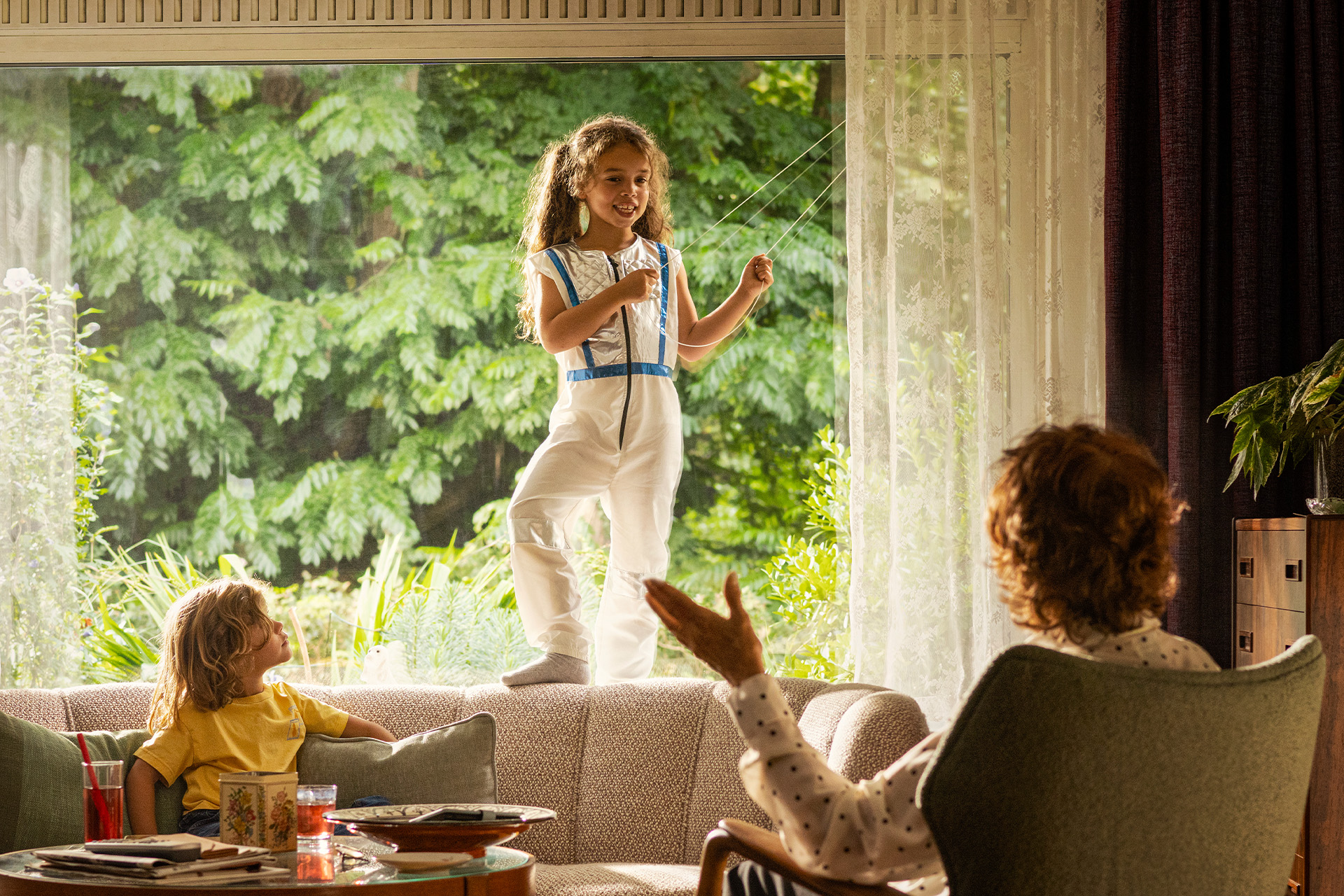 Kind zet ventilatierooster open