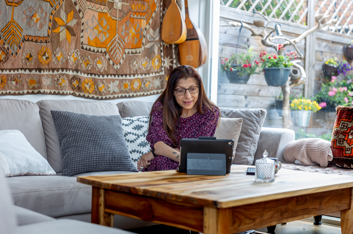 Een vrouw zoekt informatie op op haar tablet.