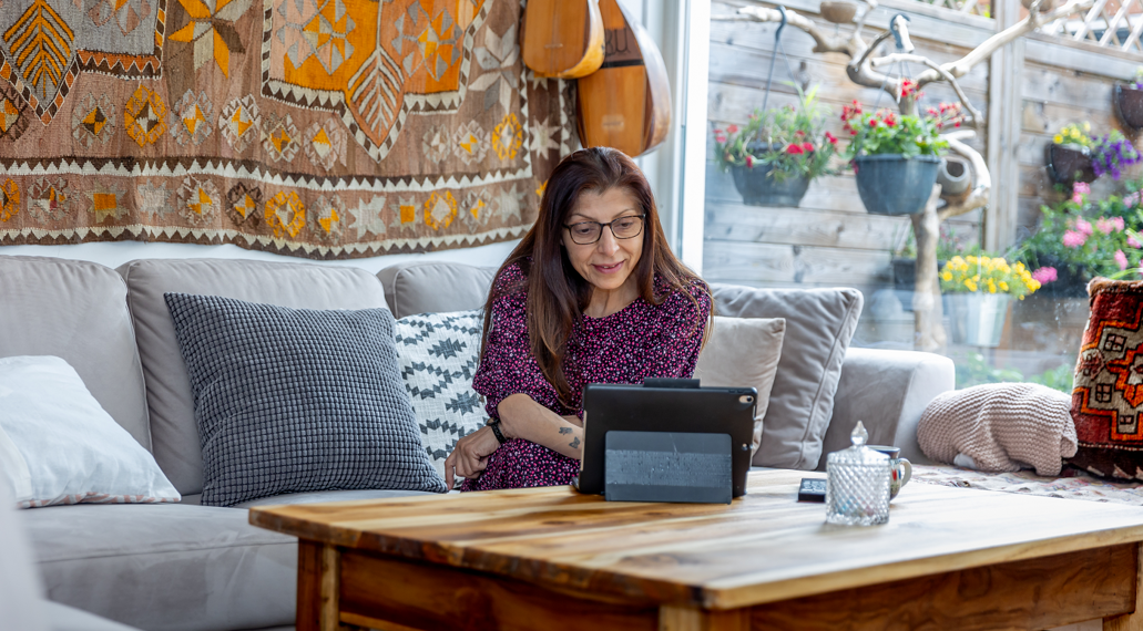 Een vrouw zoekt informatie op op haar tablet.