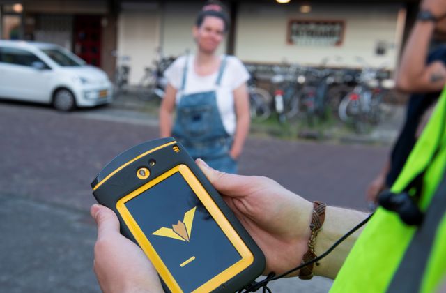 Foto van een vleermuizenscanner waarmee ecologische bureau's controles doen, een klein zwart apparaat waarmee ultrasone geluiden worden opgenomen.