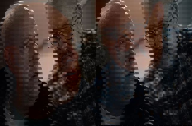 Man kijkt over schouder van de warmtepompinstallateur.