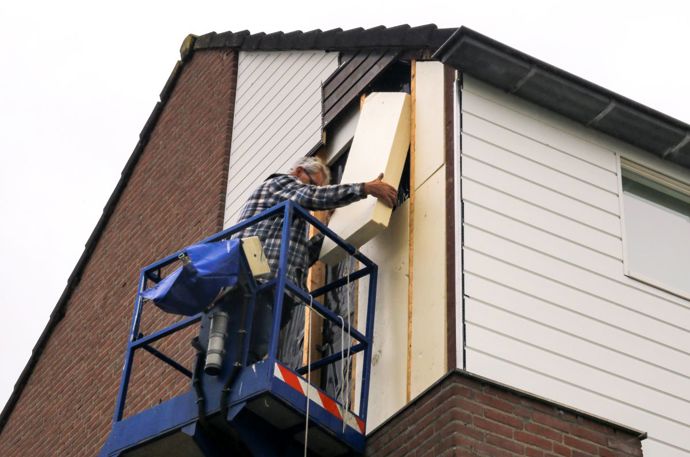 Twee mensen isoleren zelf het dak.