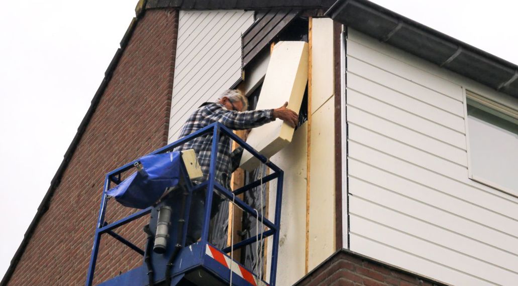 Twee mensen isoleren zelf het dak.