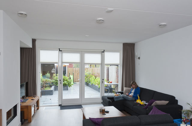 Balansventilatie: kleine roosters in het plafond van de woonkamer.