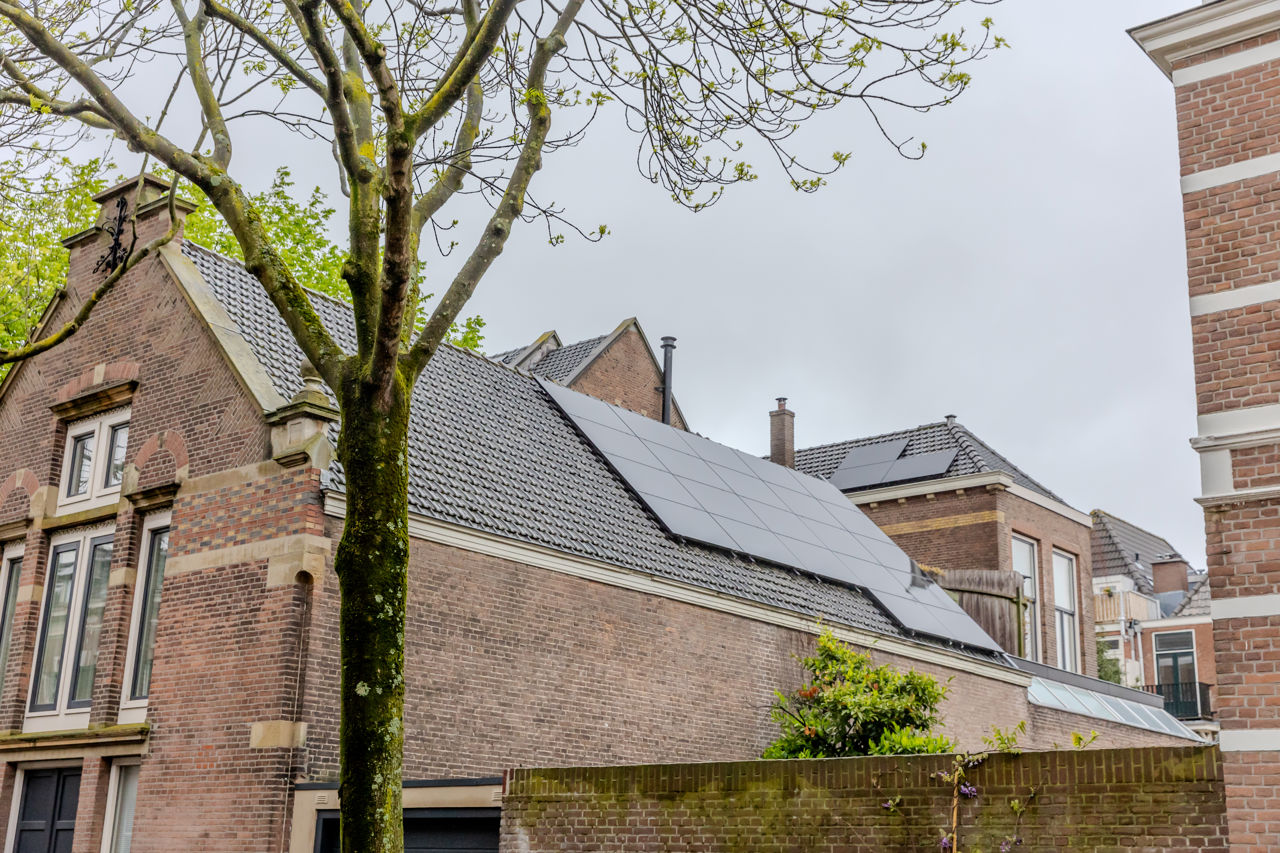 Zonnepanelen dak VvE Merlenstraat Den Haag