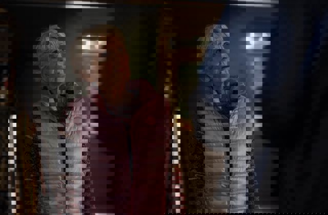 Vrouw luistert naar de warmtepompinstallateur